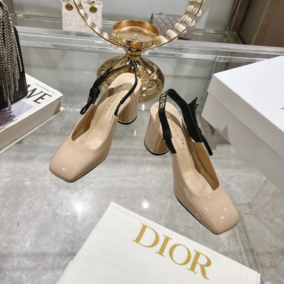 👟👟Ex-factory price 540👟👟Dior 2025 early spring new style Rhodes series women's sandals with special-shaped heel and empty back. Stars' same letter logo with electric embroidery process ➕Hardware buckle high-heeled women's shoes. The outside is decorated with butterflies 🦋knots for decoration, which makes the whole pair of shoes beautiful. 🌟Original development of top-end high-end version Material: imported patent leather upper, water-dyed sheepskin lining, foot pads + Italian leather outsole Heel height: 4cm 7.5cm Size: 35-41 standard code (40.41 customization is not returnable)
